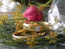 Klassieke geelgouden trouwringen met diamant